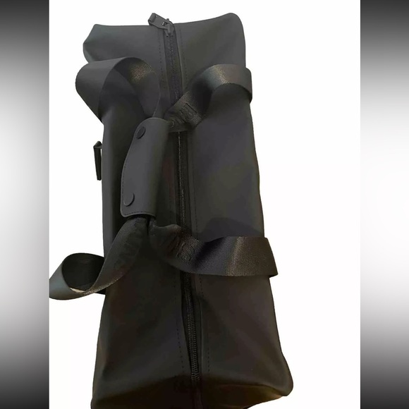 NEW RAINS Trail Gym  Water Resistant  Duffel Bag in Black with strap shoulder. - Picture 2 of 4